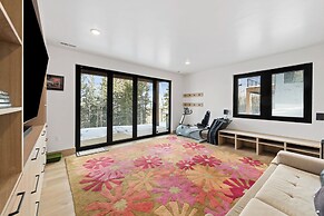 Modern Ski-in/out Home in Brian Head w/ Deck