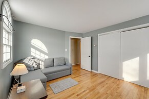Deck & Fire Pit: Cozy Escape in Morrisville!