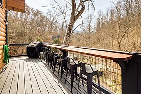 8 Mi to Dollywood: Cabin w/ Hot Tub & Decks!