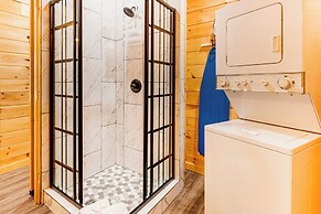 8 Mi to Dollywood: Cabin w/ Hot Tub & Decks!