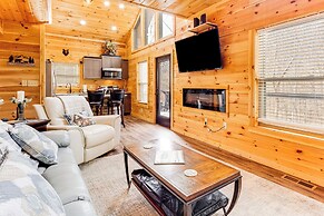 8 Mi to Dollywood: Cabin w/ Hot Tub & Decks!