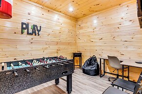 8 Mi to Dollywood: Cabin w/ Hot Tub & Decks!