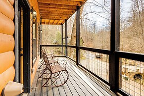 8 Mi to Dollywood: Cabin w/ Hot Tub & Decks!
