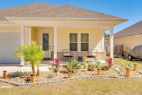 2 Mi to Beach: Bright Navarre Home w/ Fire Pit!