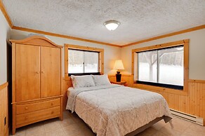 Hike & Ski: Cabin w/ Fireplace in Franconia!