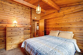 Hike & Ski: Cabin w/ Fireplace in Franconia!