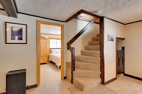 Hike & Ski: Cabin w/ Fireplace in Franconia!