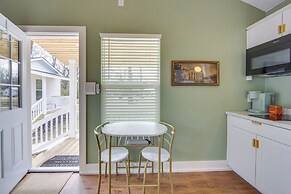 Walk to Museums: Art Deco Cottage in Jefferson