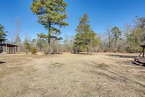 3 Mi to Greers Ferry Lake: Peaceful Cabin w/ Deck!