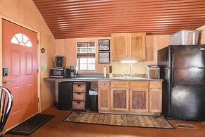 3 Mi to Greers Ferry Lake: Peaceful Cabin w/ Deck!