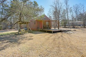 3 Mi to Greers Ferry Lake: Peaceful Cabin w/ Deck!