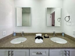 Steps to Sandy Beach Pool Renovated 2BR Condo