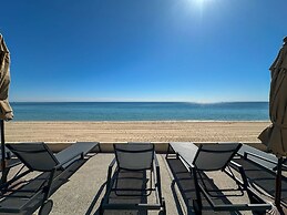 Steps to Sandy Beach Pool Renovated 2BR Condo