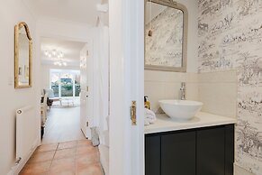 Stylish Retreat with Garden in Tetbury