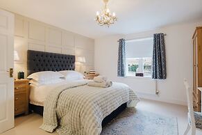 Stylish Retreat with Garden in Tetbury