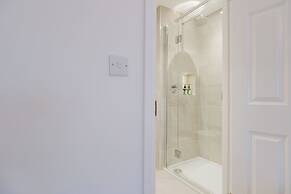 Stylish Retreat with Garden in Tetbury