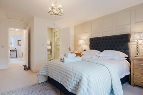 Stylish Retreat with Garden in Tetbury