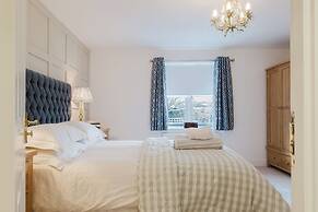 Stylish Retreat with Garden in Tetbury