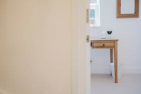 Stylish Retreat with Garden in Tetbury