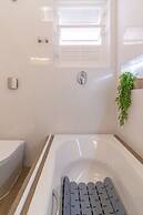 Sophisticated Just a few Steps From the Lagoon Sb301