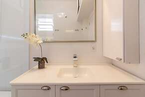 Sophisticated Just a few Steps From the Lagoon Sb301