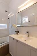 Sophisticated Just a few Steps From the Lagoon Sb301