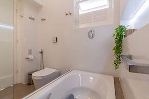 Sophisticated Just a few Steps From the Lagoon Sb301