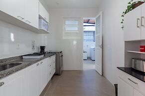 Sophisticated Just a few Steps From the Lagoon Sb301