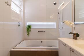 Sophisticated Just a few Steps From the Lagoon Sb301