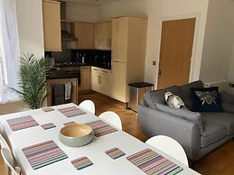 Apartmentsleeps6-balcony-freep-whiterabbitretreat