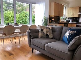 Apartmentsleeps6-balcony-freep-whiterabbitretreat