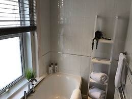 Apartmentsleeps6-balcony-freep-whiterabbitretreat