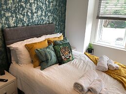 Apartmentsleeps6-balcony-freep-whiterabbitretreat