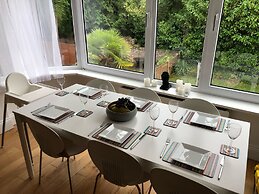 Apartmentsleeps6-balcony-freep-whiterabbitretreat