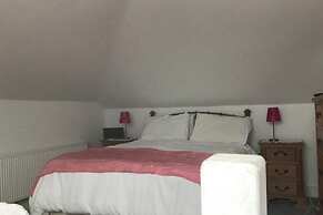 Coastal Hideaway - Sleeps 4 & Free Parking
