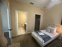 Cozy Condo Just a few Minutes From Disney