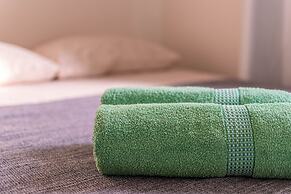 FLATS MAR'BELLA COM VARANDA, 100M PRAIA, PETFRIENDLY E ESTACIONAMENTO