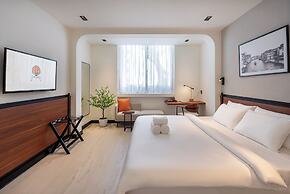 Metrolux City Contemporary Hotel