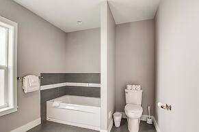 1 Mi to Oregon Dunes: Quiet Getaway w/ Deck