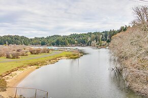 1 Mi to Oregon Dunes: Quiet Getaway w/ Deck