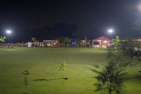 ELIVAAS 5 BHK With Pvt Pool - Zenora