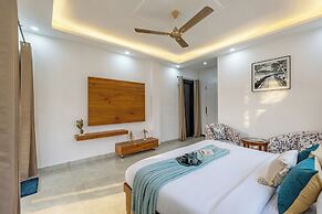 ELIVAAS 5 BHK With Pvt Pool - Zenora