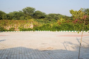 ELIVAAS 5 BHK With Pvt Pool - Zenora