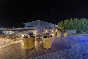 ELIVAAS 5 BHK With Pvt Pool - Zenora