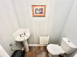 Quiet 2bedroom Home-garden-parking-family Friendly