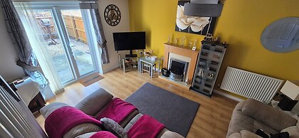 Quiet 2bedroom Home-garden-parking-family Friendly