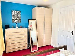 Quiet 2bedroom Home-garden-parking-family Friendly