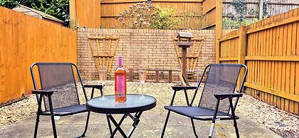 Quiet 2bedroom Home-garden-parking-family Friendly