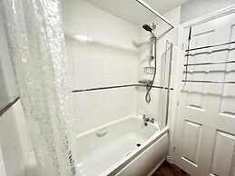 Quiet 2bedroom Home-garden-parking-family Friendly