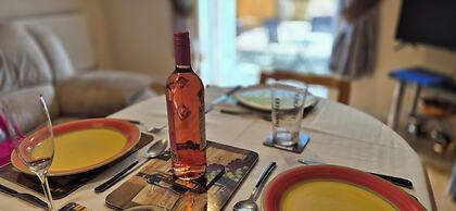 Quiet 2bedroom Home-garden-parking-family Friendly